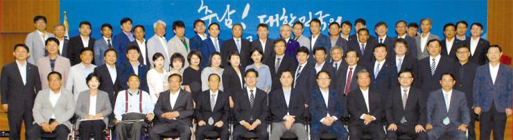 양승조 충남도지사는 29일 충남도청 대회의실에서 ‘더 행복한 충남 준비위원회’ 최종보고회를 갖고 민선7기 도정방향으로 ‘더 행복한 충남, 대한민국의 중심’을 확정했다.