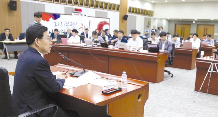 양승조 충남지사가 취임식 당일 기자회견에서 기자들의 질문에 답하고 있다.
