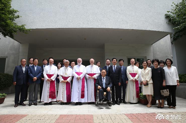 양승조 충남도지사와 폴 갤러거 교황청 외무장관(앞줄 왼쪽에서 다섯 번째) 등이 기념사진을 찍고 있다.