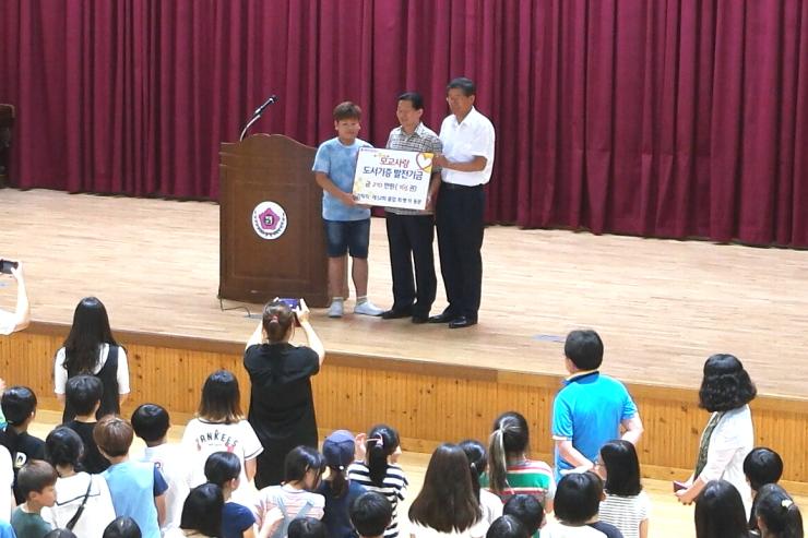 태안초 제52회 졸업생인 최병석 동문이 태안초에 도서구입비 210만원을 전달해 훈훈함을 주고 있다.