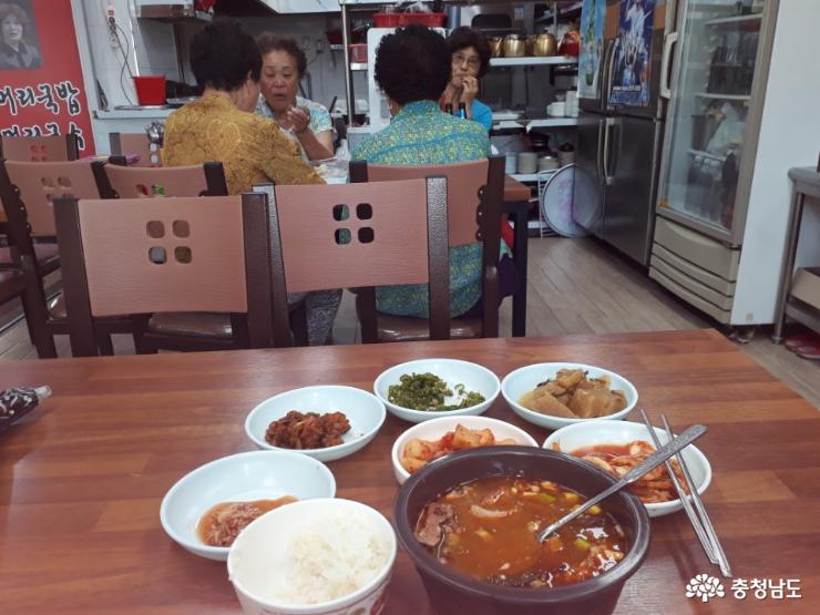 '이열치열' 예산오일장에서 뜨끈한 소머리국밥 사진