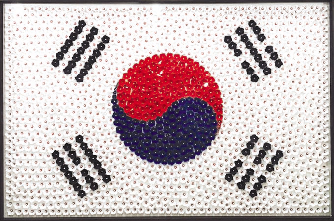 1560송이 한지꽃 무궁화로 만든 대형 태극기 작품.