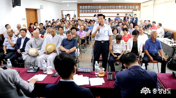 서만호 노인회장이 시장에게 충현서원 박약재의 문화재 관리 소홀을 지적하고 있다.