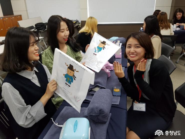 18일 충남도립대학교를 방문한 일본 나라현 대학생 교류단이 뷰티코디네이션학과 학생들에게 K-BEAUTY 네일아트를 받고 환한 웃음을 보이고 있다.