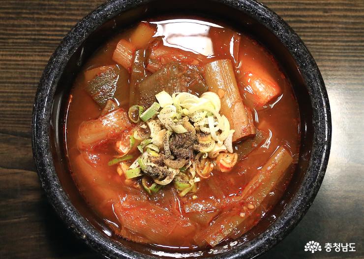 이학 국밥의 대표 특징이라면 대파가 푹 익어 달착지근한 천연재료의 맛을 내 준다.