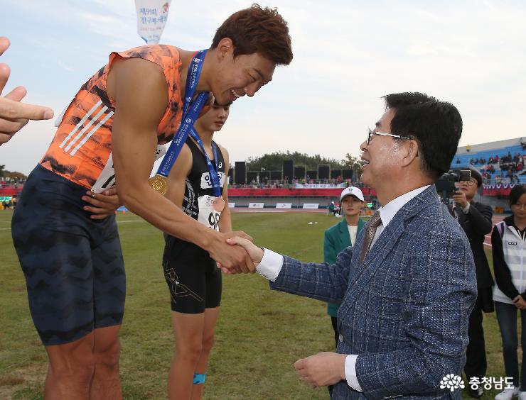 양 지사,  전국체전 육상 1위  이재하 선수에게 메달 수여
