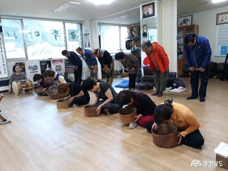 남은혜 명창과 공주아리랑보존회 회원들이 공연을 위해 연습을 하고 있다.