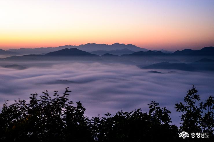 계룡산이 보이는 공주 연미산의 아침 사진