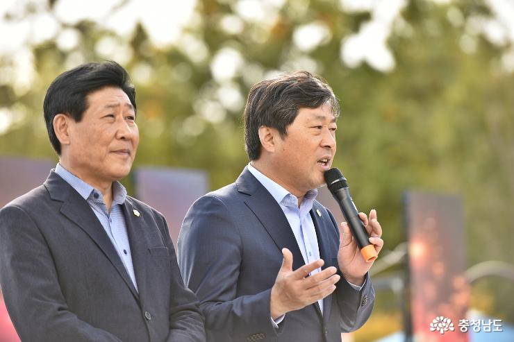 (좌)김진호 시의회 의장, (우)황명선 논산시장 축사