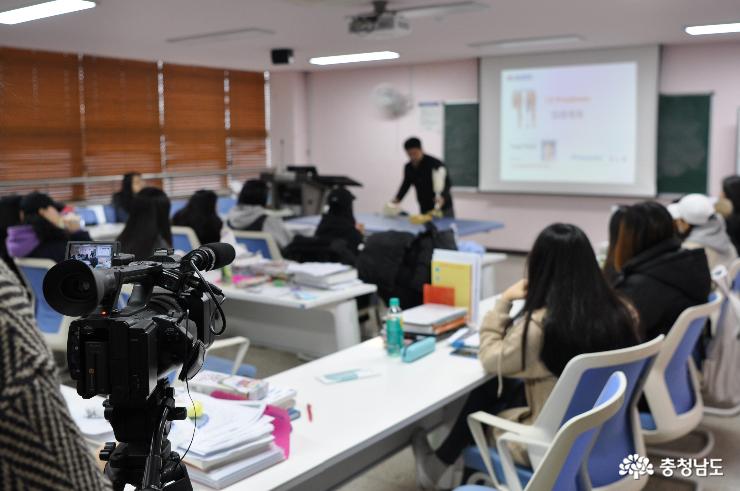 수업 촬영하는 교수들…충남도립대 잘 가르치기 역량 강화