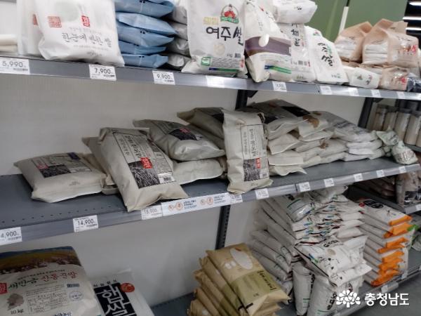   ▲ 지난 3일 서산 시내의 모 대형마트에 각 지역에서 생산된 쌀이 진열되어 있다.   
