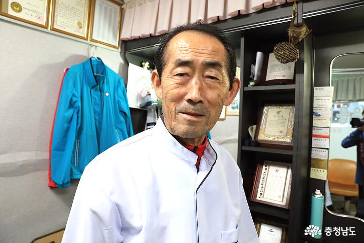 충남도민들의 건강을 기원한다며 화하게 웃는 박대표님. 그의 외길인생은 오늘도 계속된다.
