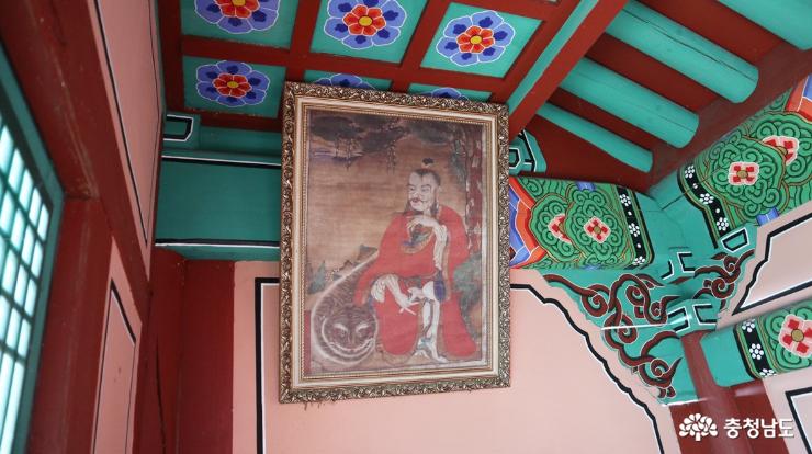 황금산사는 산신령과 임경업 장군의 초상화를 모셔 놓고 풍어제와 기우제 등을 지내던 곳