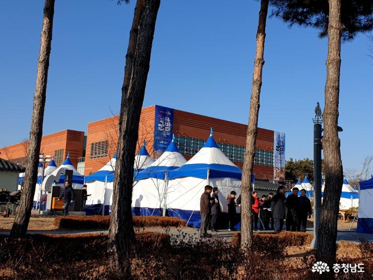 축제장을 준비하는 사람들