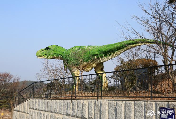 공원의 공룡모형