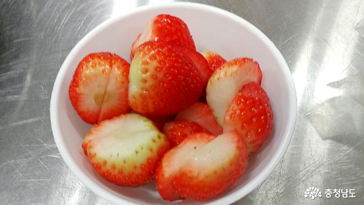 달콤한 딸기 미인으로 만든 생크림케이크 사진
