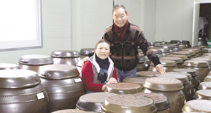 김석중 대표와 남편 오복남 씨. 옹기 항아리 안에는 다양한 발효식초가 숙성되고 있다. 