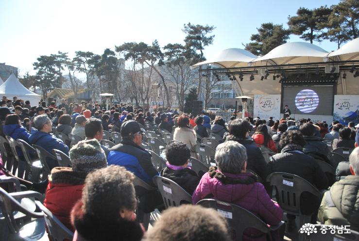 1월 26일(토), 공주산성시장 문화공원 광장을 가득 메운 관중들