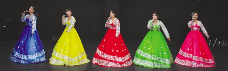남북평화예술단원들이 한마음예술제에서 북한 인기가요 공연을 하고 있다.