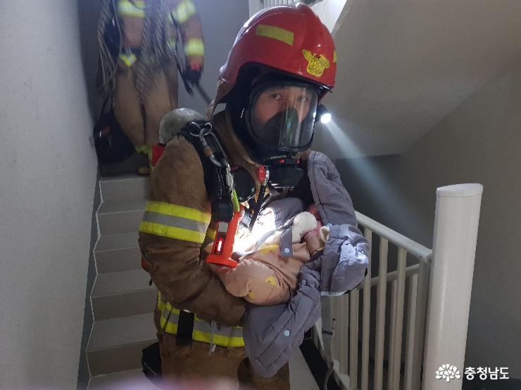 아파트 화재 속에서 가족 3명 극적 구조