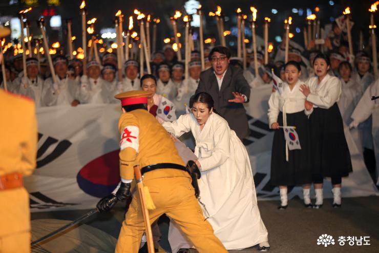 열사의 아버지가 일본 헌병의 칼에 쓰려지는 모습