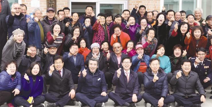 양승조 충남도지사가 지난달 27일 도서 지역 주민들과의 소통을 위해 보령 원산도와 효자도를 찾았다. 효자도 주민들과 기념촬영 중인 이영우 도의원, 나소열 문화체육부지사, 양승조 충남도지사, 김동일 보령시장, 김한태 도의원사진 앞줄 오른쪽부터 차례로의 모습. /보령시 제공