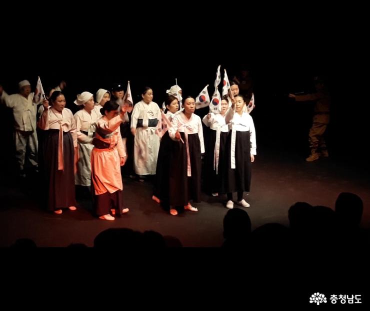 학생, 시민, 남은혜 명창과 공주아리랑보존회 회원들이 초연한 '백년의 함성, 그리고 우이들의 노래'
