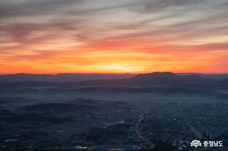 미세먼지 없이 쨍한 홍성 백월산의 아침 풍경 사진
