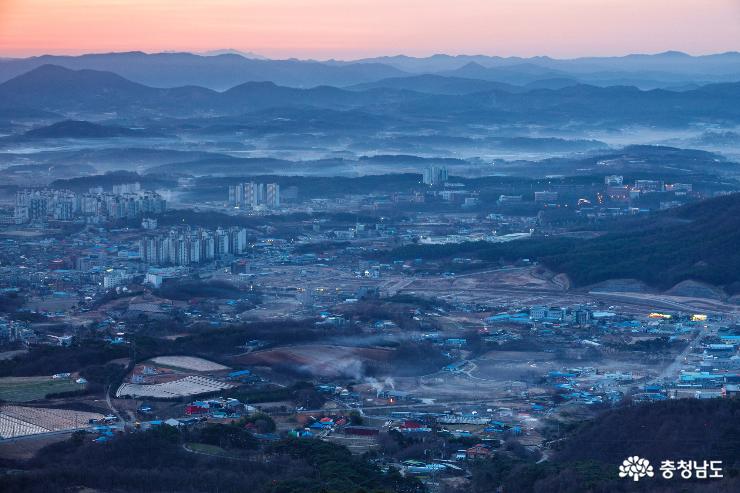 미세먼지 없이 쨍한 홍성 백월산의 아침 풍경 사진