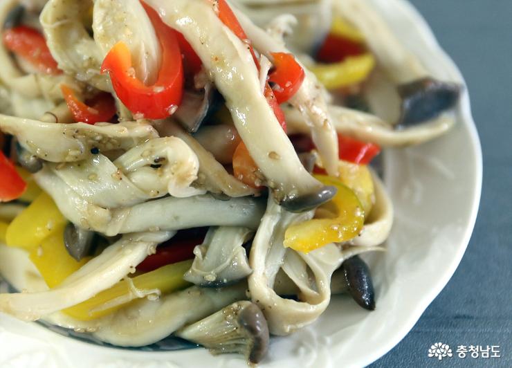 바로 이 군침 돌게 하는, 윤기 좔좔의 머쉬마루버섯볶음 되시겠다.
