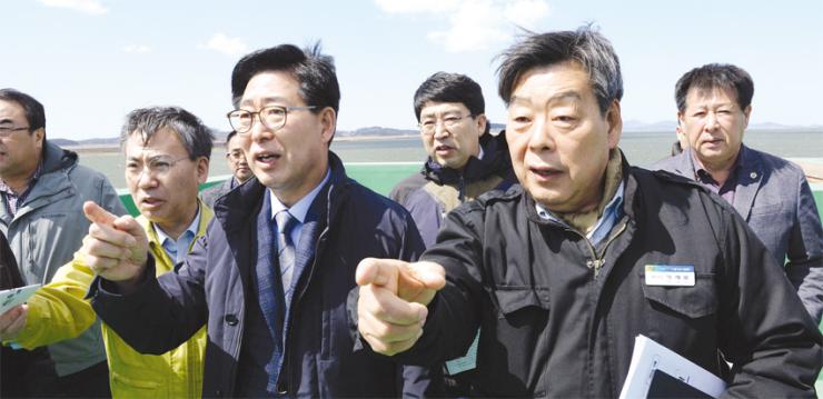 양승조 충남도지사(사진 앞줄 가운데)가 지난달 31일 부남호 역간척 현장을 찾아 추진사항을 점검 중이다.