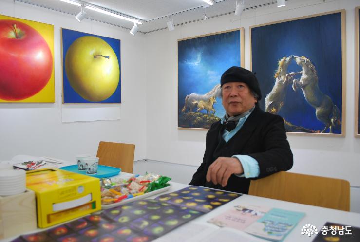 한국문화연수원에서 개인전을 열고 있는 이광복 화가