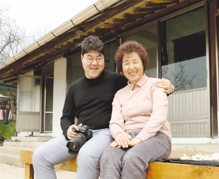 ‘심방골주부’의 공동 제작자인 조성자(63?사진 오른쪽) 씨와 아들 이강봉(34) 씨가 부여 자택 툇마루에 앉아 환하게 미소짓고 있다.