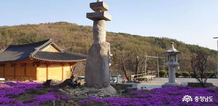 아산 송암사 조용한 마을의 사찰 사진
