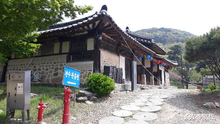 신원사 중악단 전경