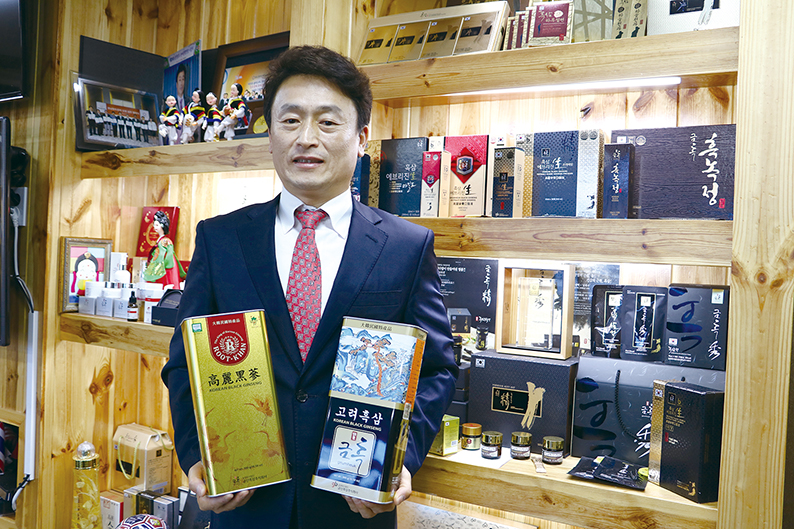 금산흑삼(주) 고태훈 대표가 다양한 금흑 브랜드 제품을 소개하고 있다.