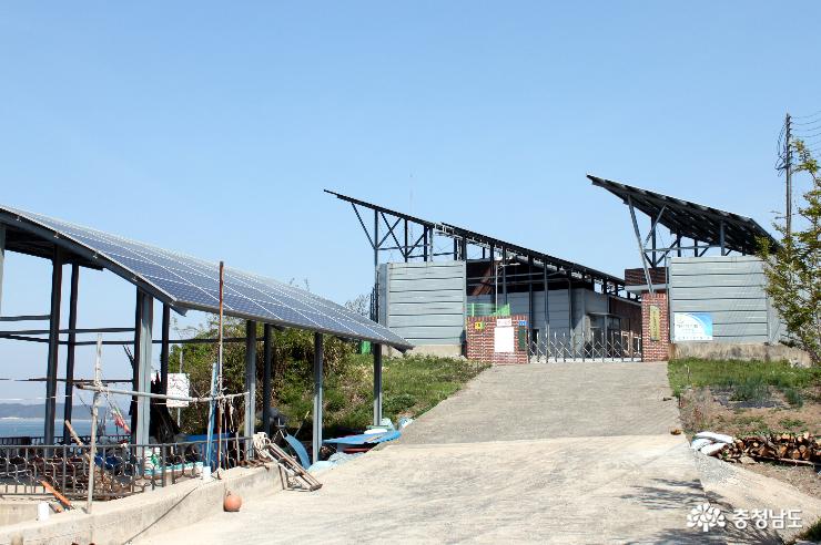 '죽도'는 에너지 자립섬으로 태양광 등 에너지 생산을 위한 자체 발전소를 갖추고 있다.