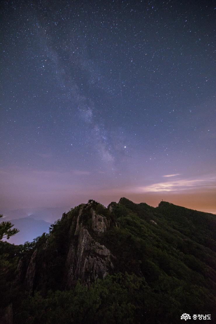 은하수가 흐르던 충남도립공원 대둔산의 새벽풍경 사진