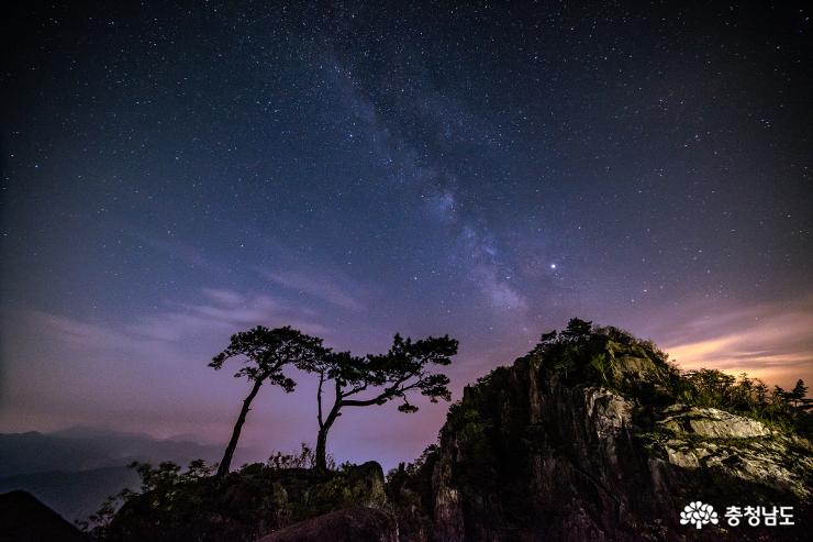 은하수가 흐르던 충남도립공원 대둔산의 새벽풍경 사진