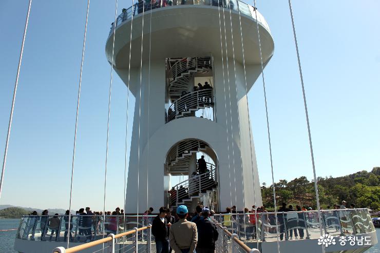 예당호 출렁다리 64m의 주탑. 