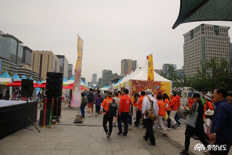 머드의 주황색이 서울의 중심에서 펼쳐졌습니다.