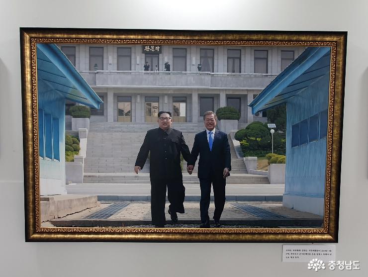 판문점 군사분계선을 함께 손을 잡고 넘고 있는 문재인 대통령과 북한 김정은 국무위원장.