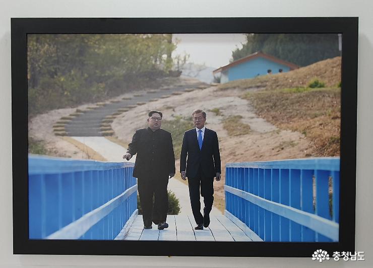 4.27 판문점 평화의집회담에 참석한 문재인 대통령과 김정은 위원장이 도보다리를 산책하며 담소를 나누고 있다.
