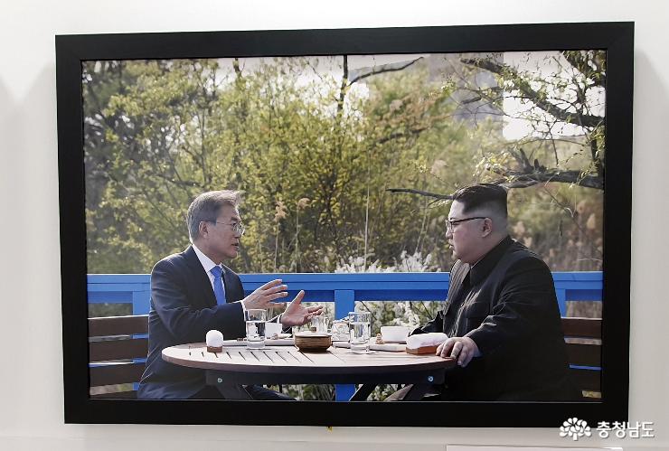 4 ？ 27판문점 평화의집회담에 참석한 문재인 대통령과 김정은 위원장이 도보다리 중간의 탁자에 앉아 차를 나누며 대화를 나누고 있다. 