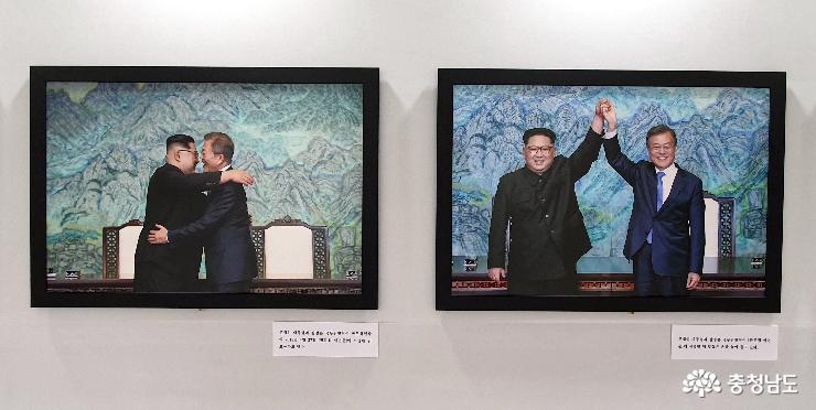 4.27 정상회담을 마친 문재인 대통령과 김정일 위원장이 '판문점선언'을 발표하고 자축하고 있다.
