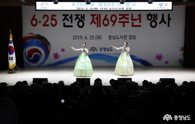 “분단 넘어 평화·번영 위해 전진해야” 1