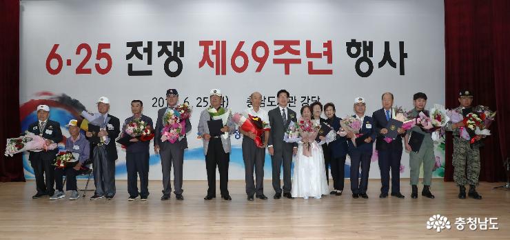“분단 넘어 평화·번영 위해 전진해야” 3