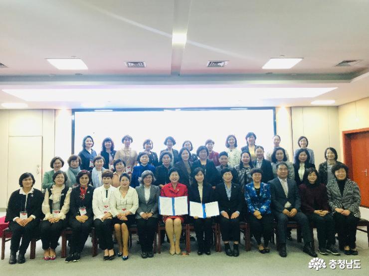 A female economist from Chungcheongnam-do Province and 26 other officials