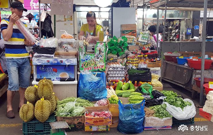천안중앙시장에서 판매되는 동남아 과일과 채소.  