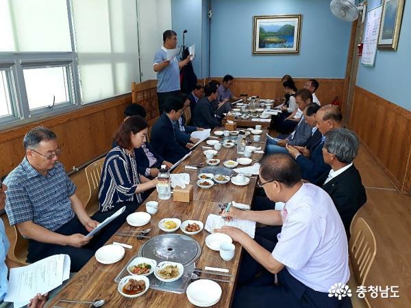 김정진 집행위원장의 사회로 연석회의가 진행되고 있다.   